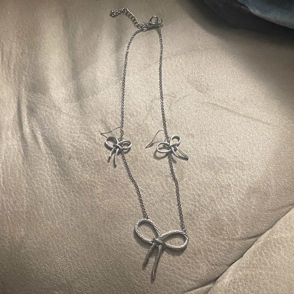 Chic Silver Bow Necklace and Earring Set